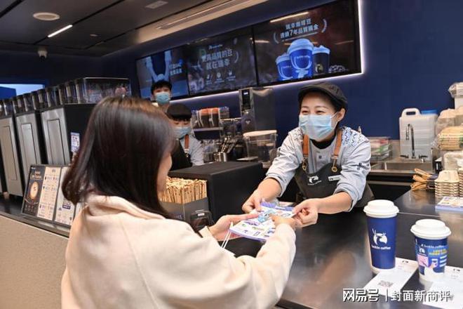 港五店覆盖商圈精选全球咖啡豆赢口碑尊龙凯时ag旗舰厅网站瑞幸咖啡香(图4)